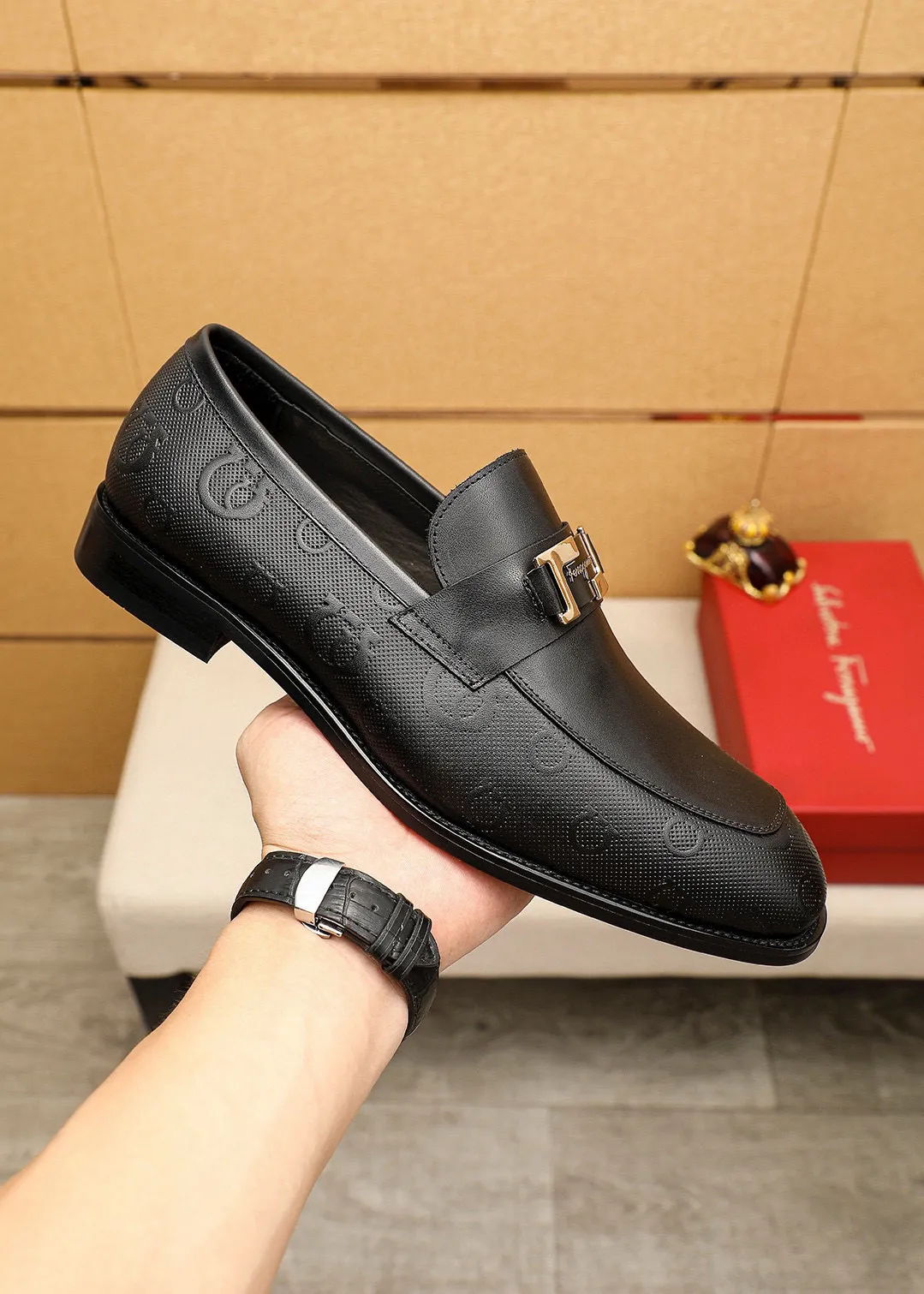 Men's shoes 💰460 💐 Product trademark: Ferragamo "Ferragamo" casual leather shoes Regular size: 38-44 (45.46🉑️customized) Product materials: Selected imported first-layer cowhide embossed upper + luxury hardware buckle, imported water-dyed cowhide leather lining. Strong three-dimensional visual effect, original rubber outsole Color: 1⃣️color optional